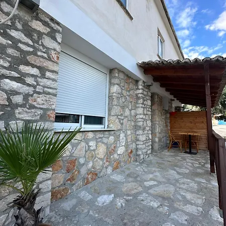 Jona Appartement Himare